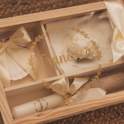 Caixa de madeira com leque, rolo de juta e envelope, decorado com fitas de cetim creme