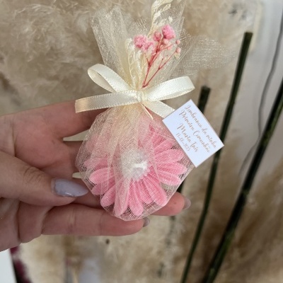 Saco de organza creme com flor decorativa rosa e laço creme