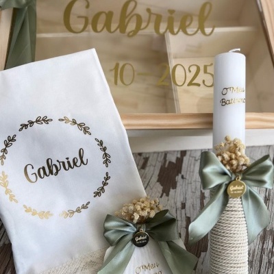 Conjunto de batizado com vela, toalha, concha decorada e caixa de madeira gravada