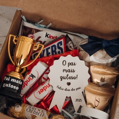 Caixa com chocolates Kinder, Snickers, Ferrero Rocher, Nutella, troféu e cartão comemorativo dia do pai