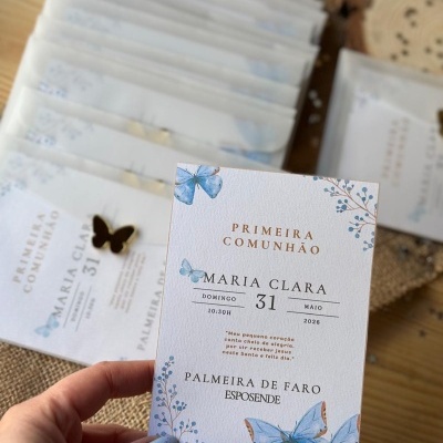 Convite para Primeira Comunhão com borboletas azuis e texto em papel branco texturizado