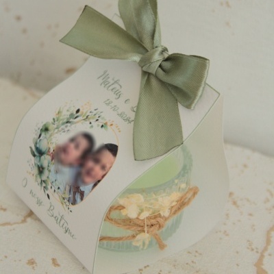 Embalagem de lembrança de batizado com laço verde e foto de crianças