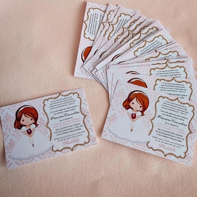 Convites de comunhão com ilustração de menina vestida de branco e texto em português.