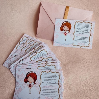 Convite de primeira comunhão com ilustração de menina e envelope cor de rosa claro