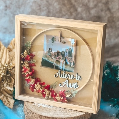 Quadro decorativo em madeira com vidro, bastidor de bordado, flores secas, fotografia e texto 'Adoro-te Avó'