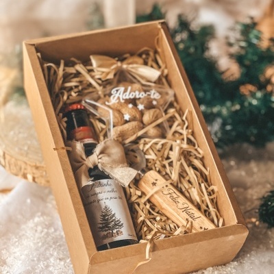 Caixa de presente de Natal com garrafa decorada, saco de amendoins e tubo de madeira com mensagem