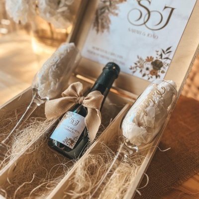 Conjunto de caixa com mini garrafa de champanhe e dois copos decorativos
