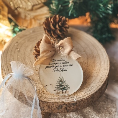 Ornamento de Natal redondo com laço bege e árvore de Natal desenhada