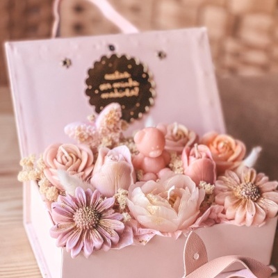 Caixa de presente rosa com flores decorativas e vela ursinho cor-de-rosa