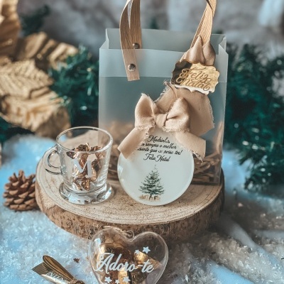 Conjunto de presente de Natal com saco translúcido e laço, chávena de vidro e embalagem coração com chocolates