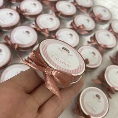 Mini latas redondas com laço rosa e etiquetas personalizadas com o nome Carolina