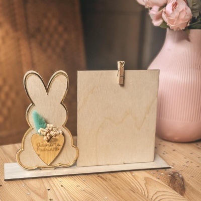 Produto decorativo em madeira com forma de coelho e suporte retangular em madeira com pregador