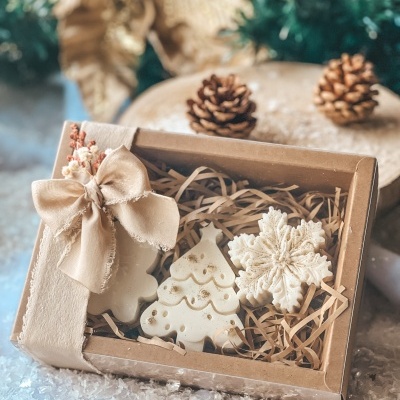 Caixa decorativa com sabonetes natalinos em embalagem de papel
