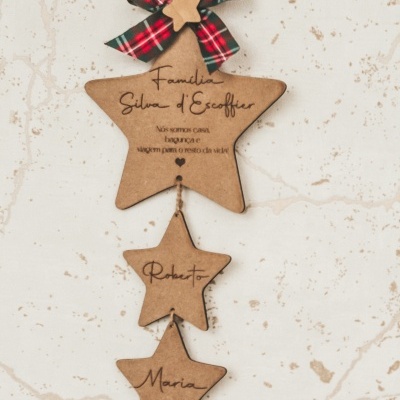 Enfeite pendente de estrelas de madeira com texto e laço xadrez