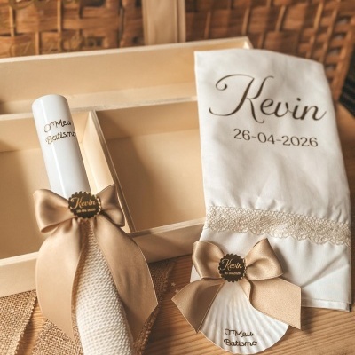 Conjunto de batismo com vela, concha e pano decorado em dourado e branco