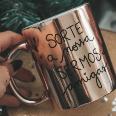 Caneca metálica espelhada cor cobre com texto em preto