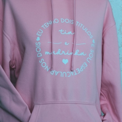 Sweatshirt rosa com texto branco e capuz