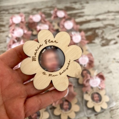 Porta-fotos em madeira em forma de flor com texto 'Maria Flor & Meu batizado'