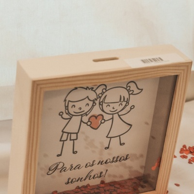 Cofre em madeira com desenho de casal e corações vermelhos