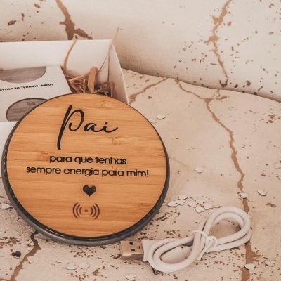 Carregador wireless redondo de madeira clara com gravação e cabo USB branco