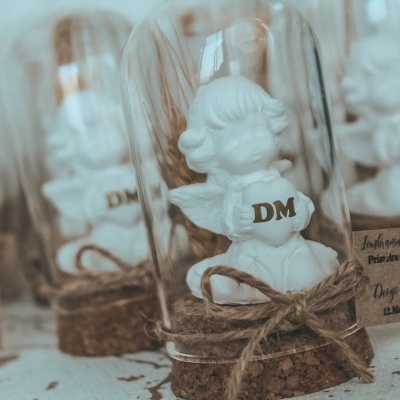 Miniaturas de anjos brancos em cúpulas de vidro com base de cortiça e laço de corda