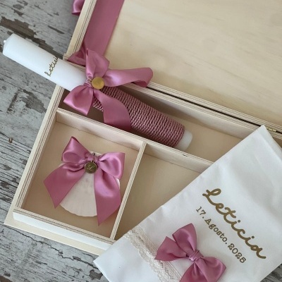 Conjunto para batismo com vela, concha e toalha decorados em rosa dentro de caixa de madeira