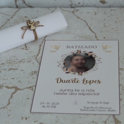 Convite de batizado com fotografia e rolo de papel com cordão e enfeite de madeira