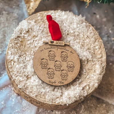 Enfeite de Natal redondo em madeira clara com ilustrações e nomes gravados e fita vermelha