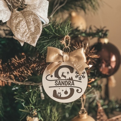 Enfeite de Natal redondo com nome Sandra e laço dourado na árvore