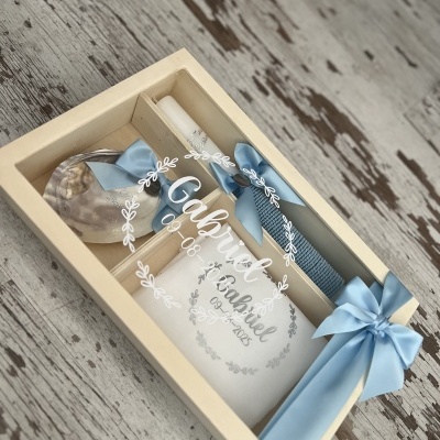 Caixa de madeira com vela, colher e fita azul decorativa