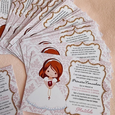 Convites de Primeira Comunhão com desenho de menina e texto religioso