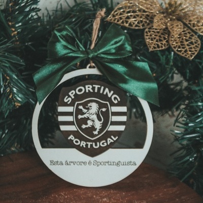 Enfeite de Natal em madeira branca com emblema do Sporting Portugal e laço verde