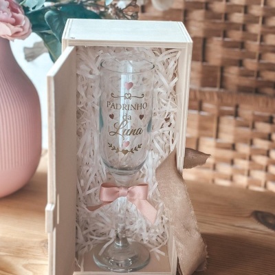 Copo de champanhe em caixa de madeira com laço rosa e texto decorativo