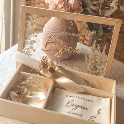 Caixa de madeira com vela decorada, caixa pequena e tecido branco com texto para batismo