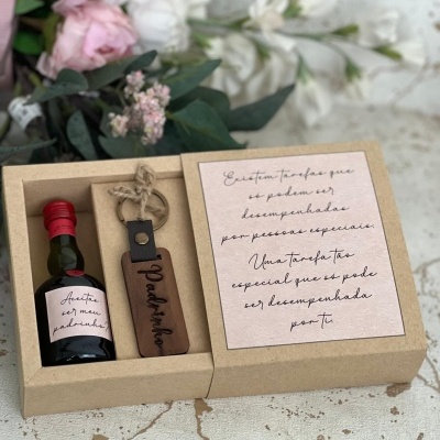 Caixa de presente com mini garrafa, porta-chaves de madeira e mensagem impressa