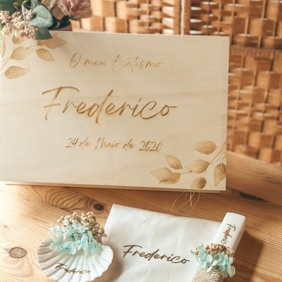 Convite e acessórios personalizados para batismo com flores e decoração em madeira
