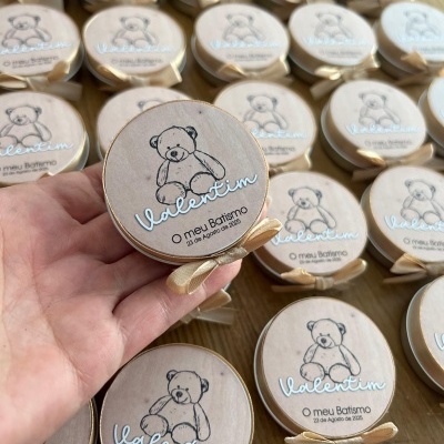 Caixas redondas de madeira para lembranças de batismo com desenho de urso e texto Valentim