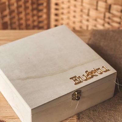 Caixa de madeira clara com letras douradas Eu & tu