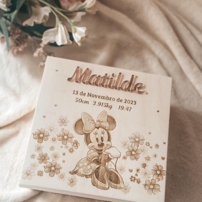 Caixa de madeira clara personalizada com nome Matilde e imagem de Minnie Mouse rodeada por flores.