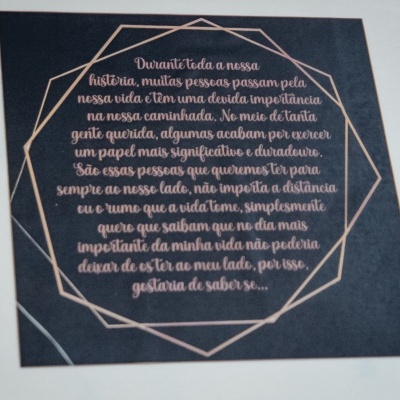 Quadro preto com moldura dourada e texto em português