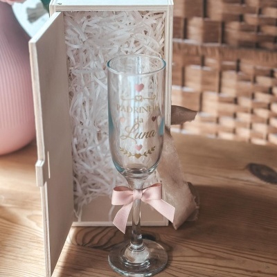 Flute de champanhe com texto e laço dentro de caixa de madeira