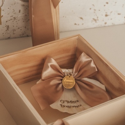 Caixa de madeira com lembrança de batizado em tafetá bronze e medalha dourada