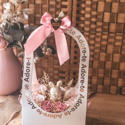 Saco branco decorativo com laço rosa, flores rosas e coelho branco