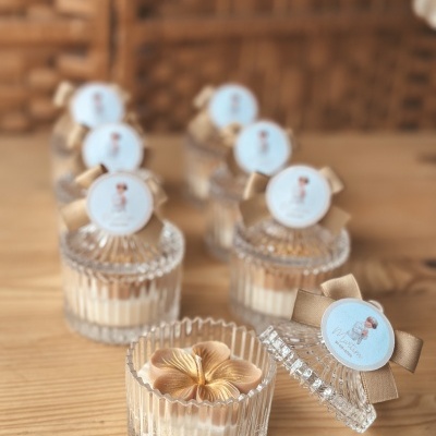 Velas em vidro com tampa e decoração em madeira e rattan