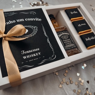 Caixa de convite com mini garrafa de whiskey, chocolates e fita bege