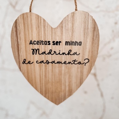 Coração de madeira com mensagem para madrinha de casamento