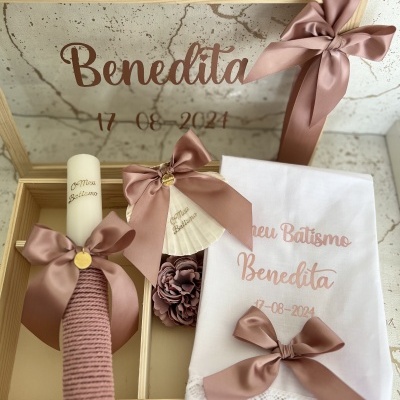 Cesto de batismo com vela decorada, leque, lenço bordado e laços cor de rosa
