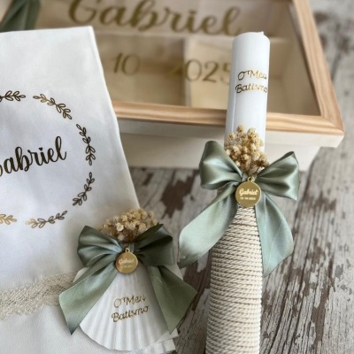 Conjunto de vela, toalha e concha decorativa para batizado com nome Gabriel e data 10-2023