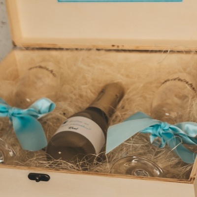 Conjunto de espumante em caixa de madeira com copos e palha natural