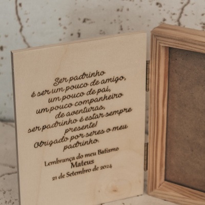 Placa de madeira gravada com texto de agradecimento para padrinho em batismo de 2024